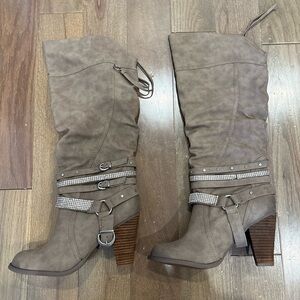 Vintage Y2K boots with buckle details!